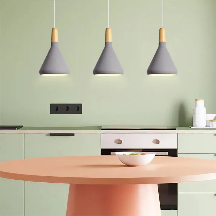 Moderne skandinavische Pendelleuchte – Farbiges Hängelicht mit Holzakzent für Küche & Esszimmer