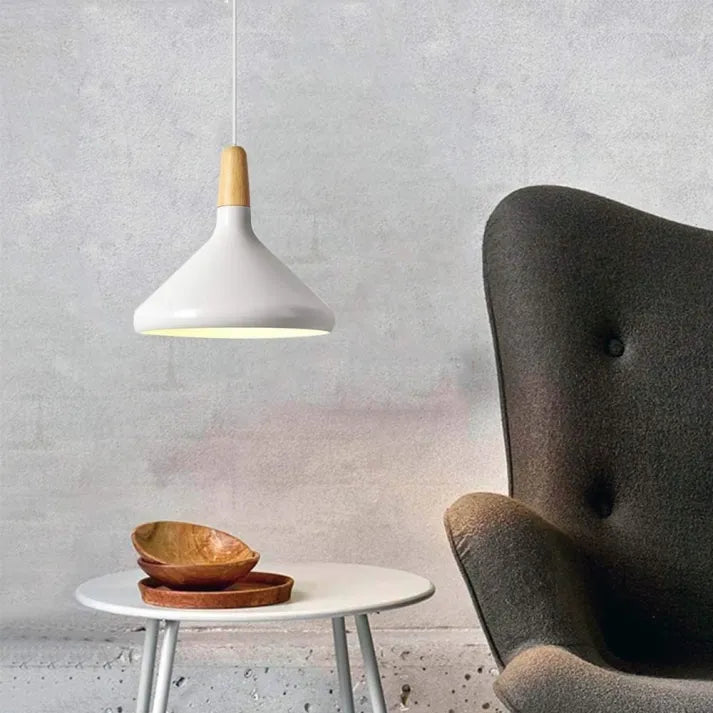 Moderne skandinavische Pendelleuchte – Farbiges Hängelicht mit Holzakzent für Küche & Esszimmer