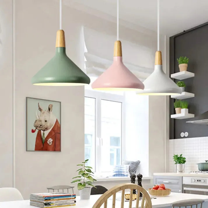 Moderne skandinavische Pendelleuchte – Farbiges Hängelicht mit Holzakzent für Küche & Esszimmer