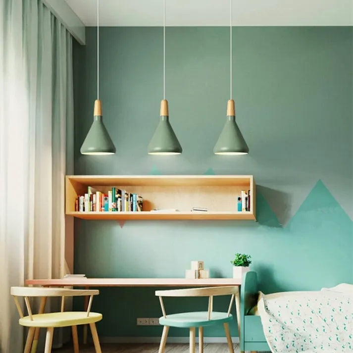 Moderne skandinavische Pendelleuchte – Farbiges Hängelicht mit Holzakzent für Küche & Esszimmer