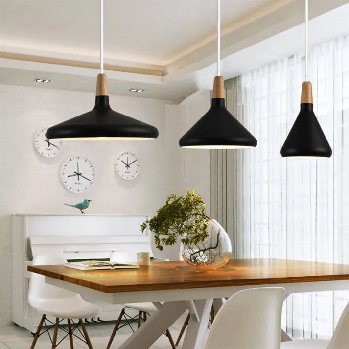 Moderne skandinavische Pendelleuchte – Farbiges Hängelicht mit Holzakzent für Küche & Esszimmer