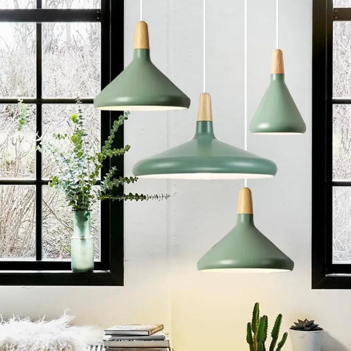 Moderne skandinavische Pendelleuchte – Farbiges Hängelicht mit Holzakzent für Küche & Esszimmer
