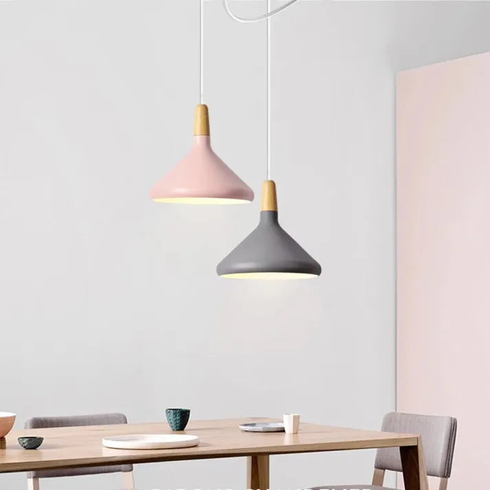 Moderne skandinavische Pendelleuchte – Farbiges Hängelicht mit Holzakzent für Küche & Esszimmer