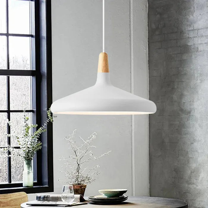 Moderne skandinavische Pendelleuchte – Farbiges Hängelicht mit Holzakzent für Küche & Esszimmer