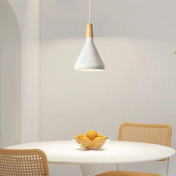 Moderne skandinavische Pendelleuchte – Farbiges Hängelicht mit Holzakzent für Küche & Esszimmer