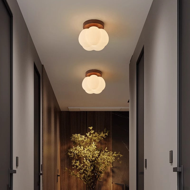 Deckenleuchte in Wolkenform – LED Aufbaulampe mit Holzsockel für Kinderzimmer, Schlafzimmer & Wohnzimmer