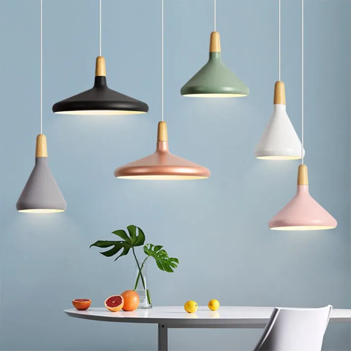 Moderne skandinavische Pendelleuchte – Farbiges Hängelicht mit Holzakzent für Küche & Esszimmer