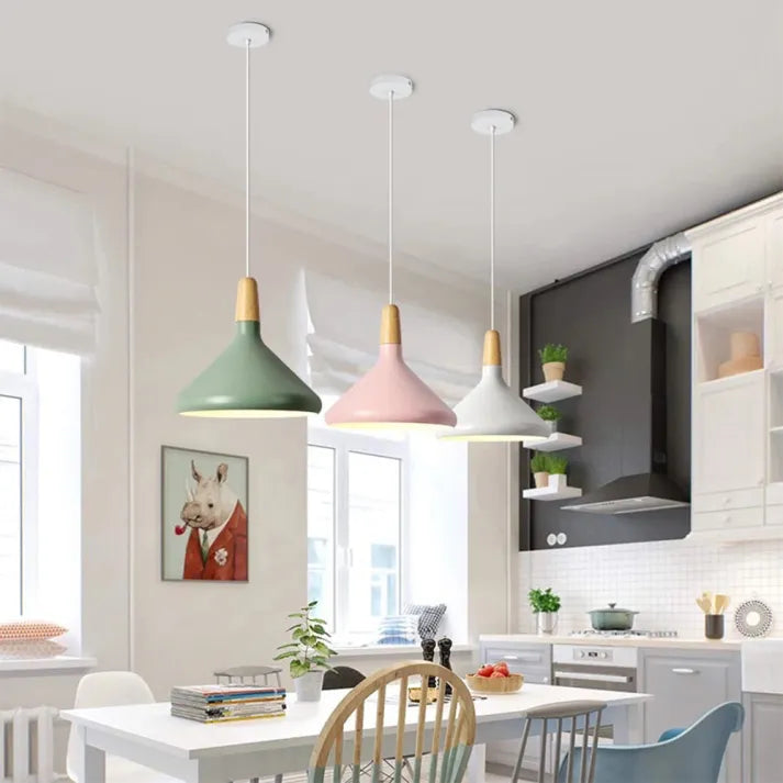 Moderne skandinavische Pendelleuchte – Farbiges Hängelicht mit Holzakzent für Küche & Esszimmer