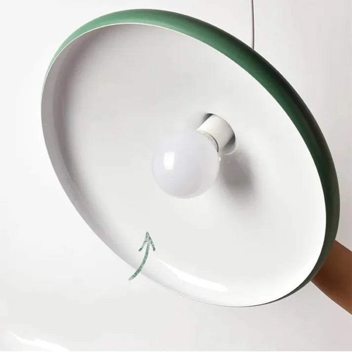 Moderne skandinavische Pendelleuchte – Farbiges Hängelicht mit Holzakzent für Küche & Esszimmer