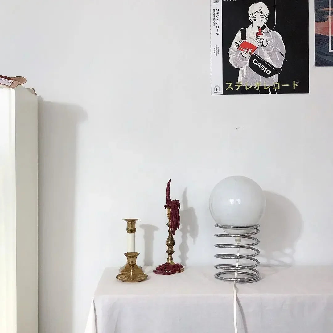 Moderne Metall Tischleuchte mit Federglas Design – Stilvolle Beleuchtung für Wohnzimmer & Büro