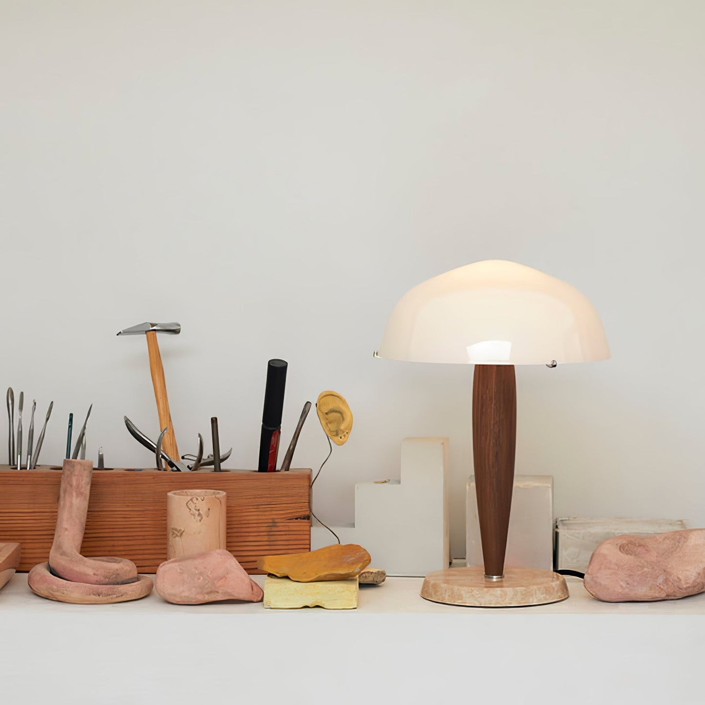 Herman Tischlampe – E14-Fassung, Glas-Walnuss-Marmor Design, LED-kompatibel, literarisch inspiriert