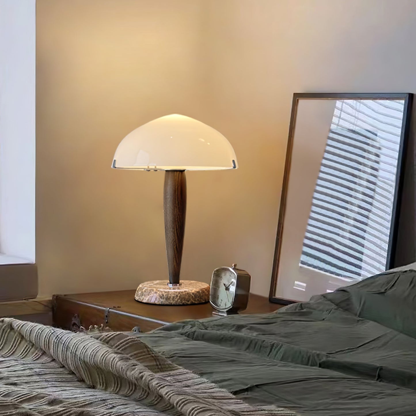 Herman Tischlampe – E14-Fassung, Glas-Walnuss-Marmor Design, LED-kompatibel, literarisch inspiriert