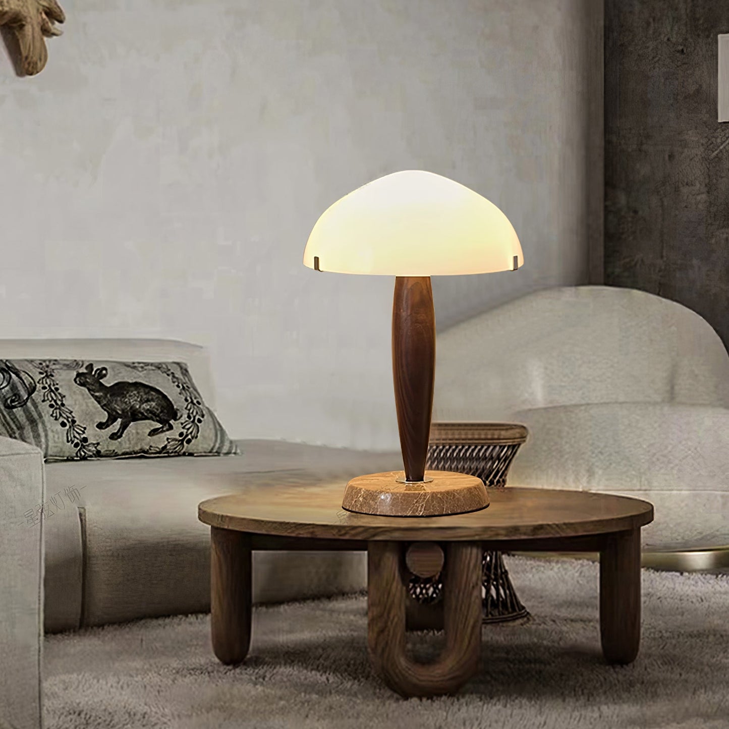 Herman Tischlampe – E14-Fassung, Glas-Walnuss-Marmor Design, LED-kompatibel, literarisch inspiriert