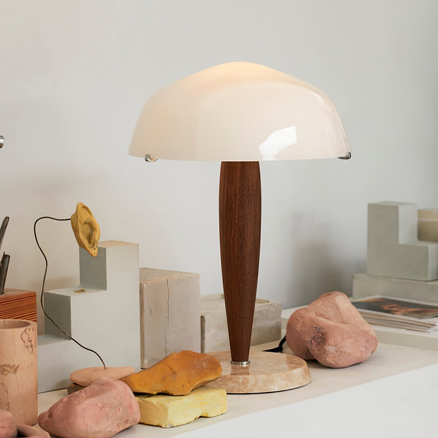 Herman Tischlampe – E14-Fassung, Glas-Walnuss-Marmor Design, LED-kompatibel, literarisch inspiriert