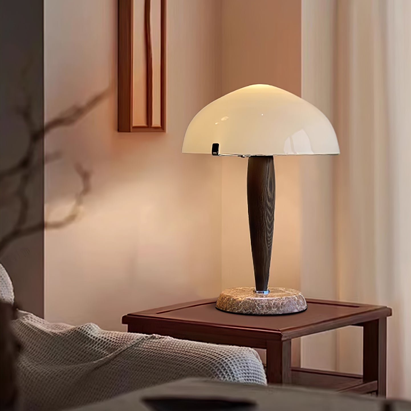 Herman Tischlampe – E14-Fassung, Glas-Walnuss-Marmor Design, LED-kompatibel, literarisch inspiriert