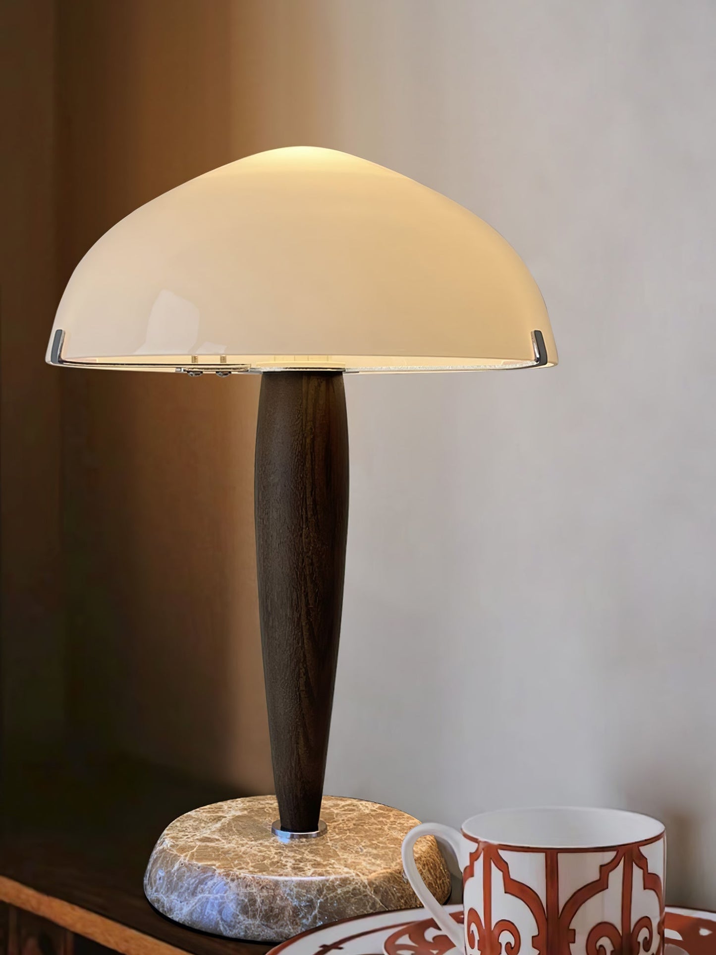 Herman Tischlampe – E14-Fassung, Glas-Walnuss-Marmor Design, LED-kompatibel, literarisch inspiriert