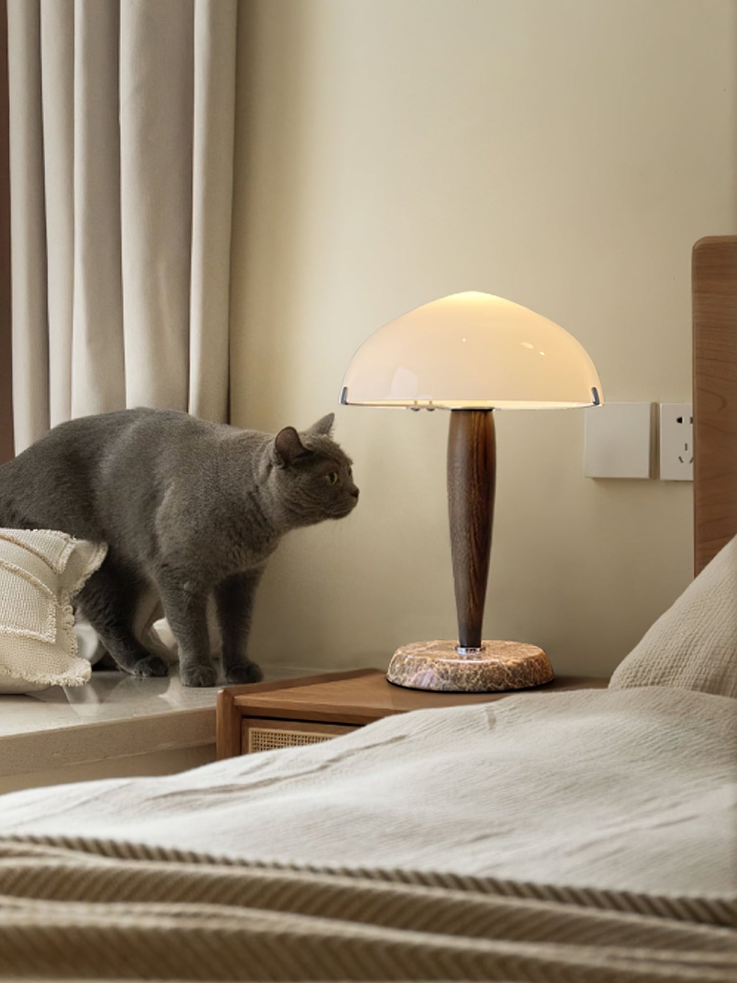 Herman Tischlampe – E14-Fassung, Glas-Walnuss-Marmor Design, LED-kompatibel, literarisch inspiriert