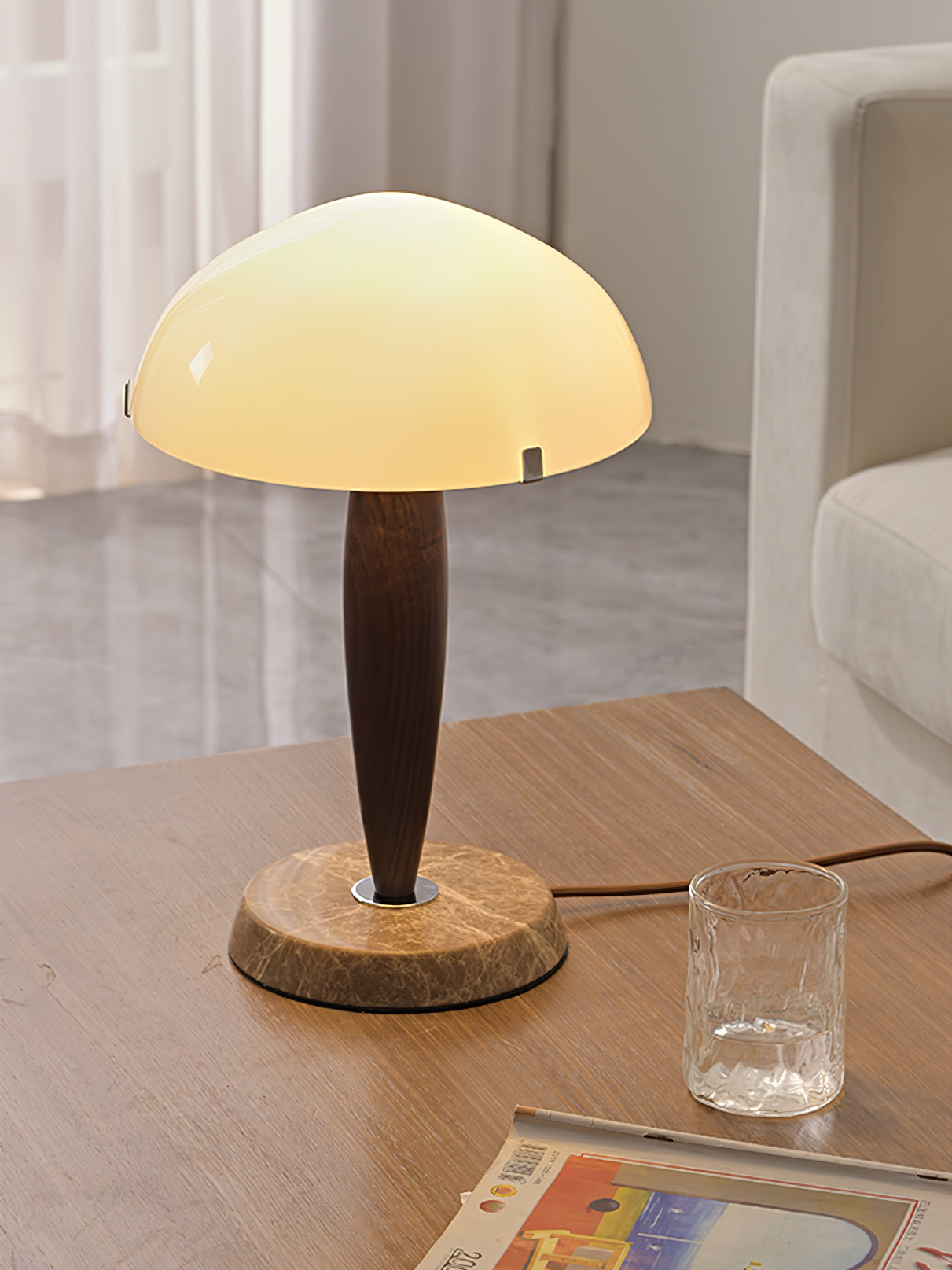 Herman Tischlampe – E14-Fassung, Glas-Walnuss-Marmor Design, LED-kompatibel, literarisch inspiriert