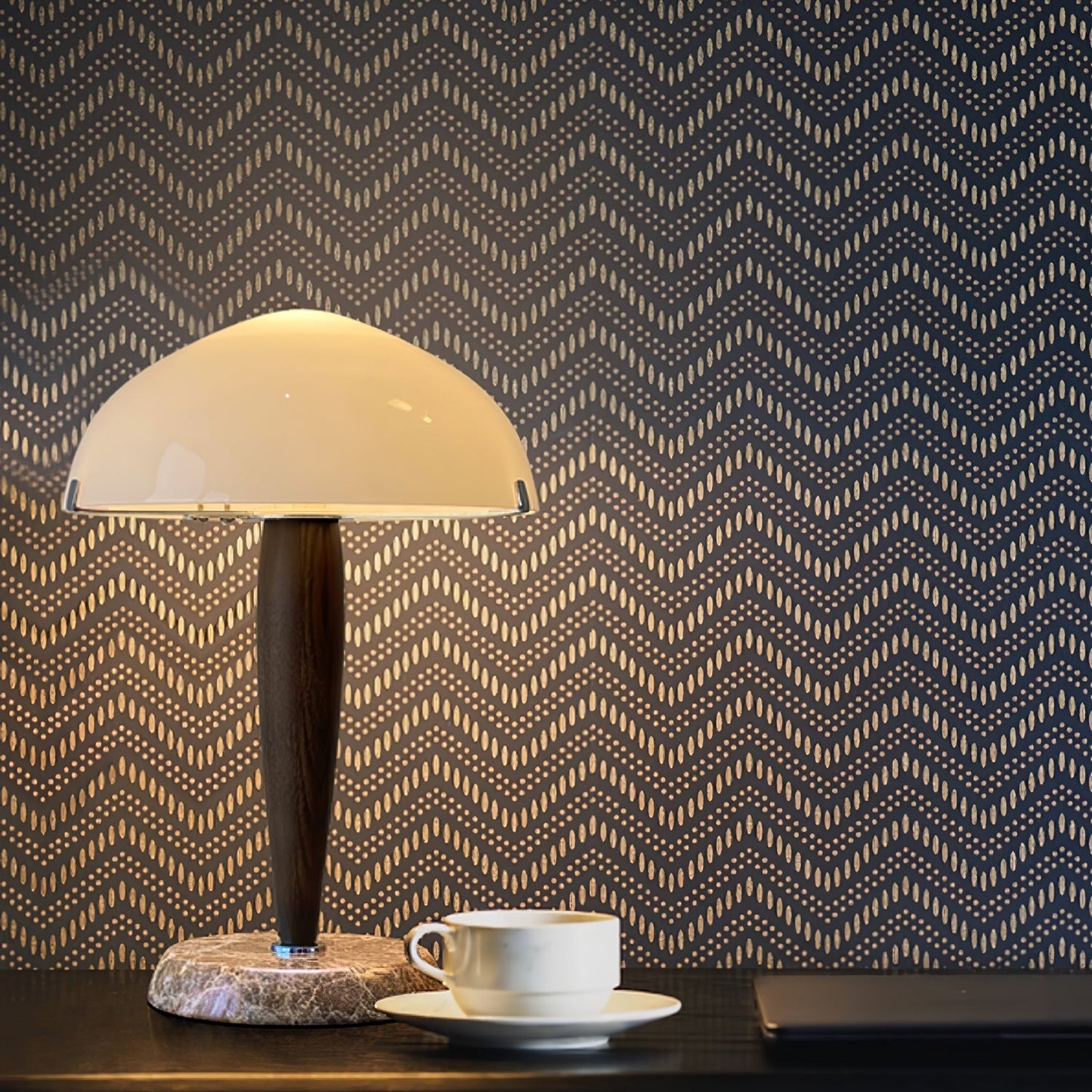 Herman Tischlampe – E14-Fassung, Glas-Walnuss-Marmor Design, LED-kompatibel, literarisch inspiriert