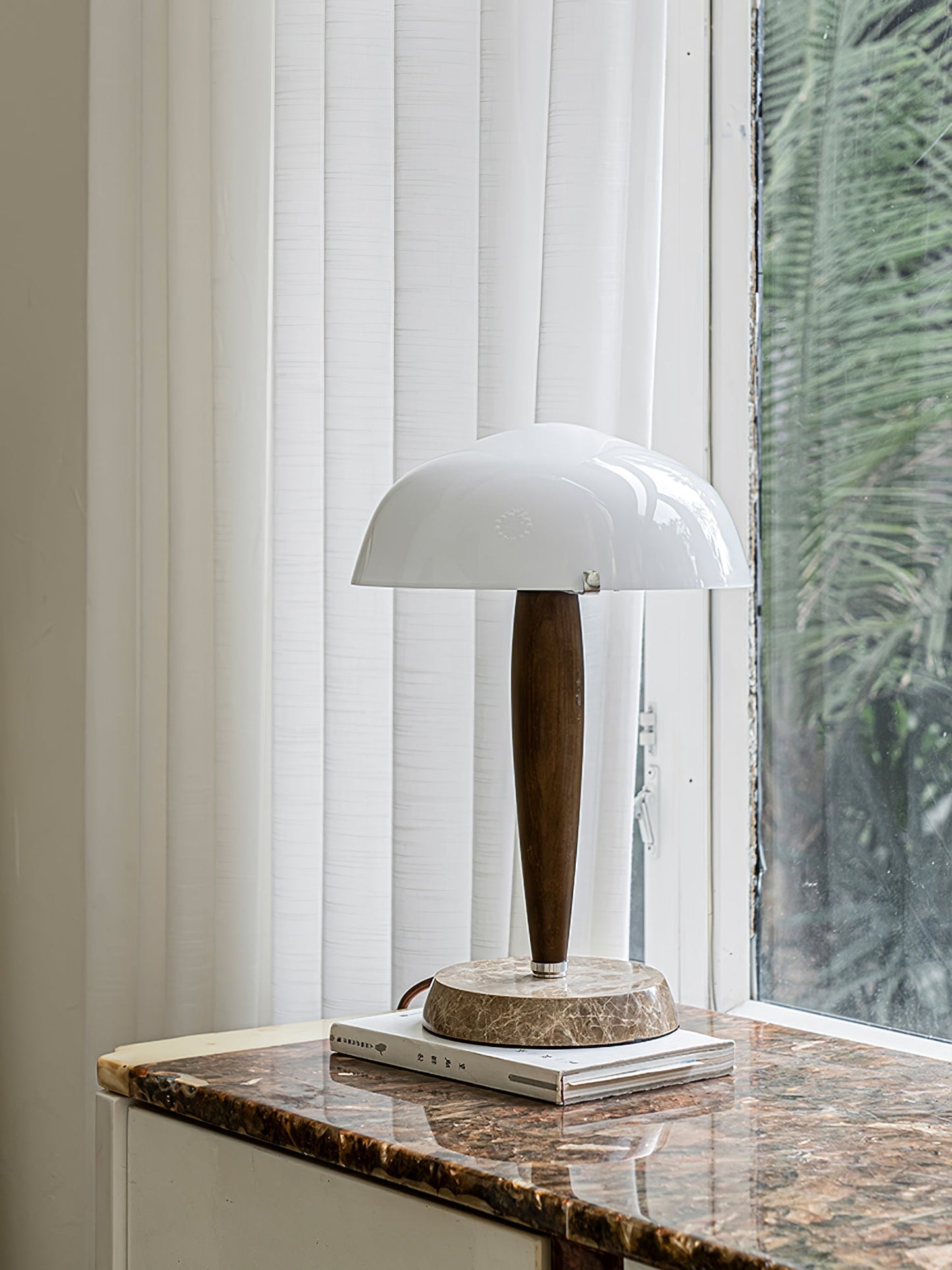 Herman Tischlampe – E14-Fassung, Glas-Walnuss-Marmor Design, LED-kompatibel, literarisch inspiriert