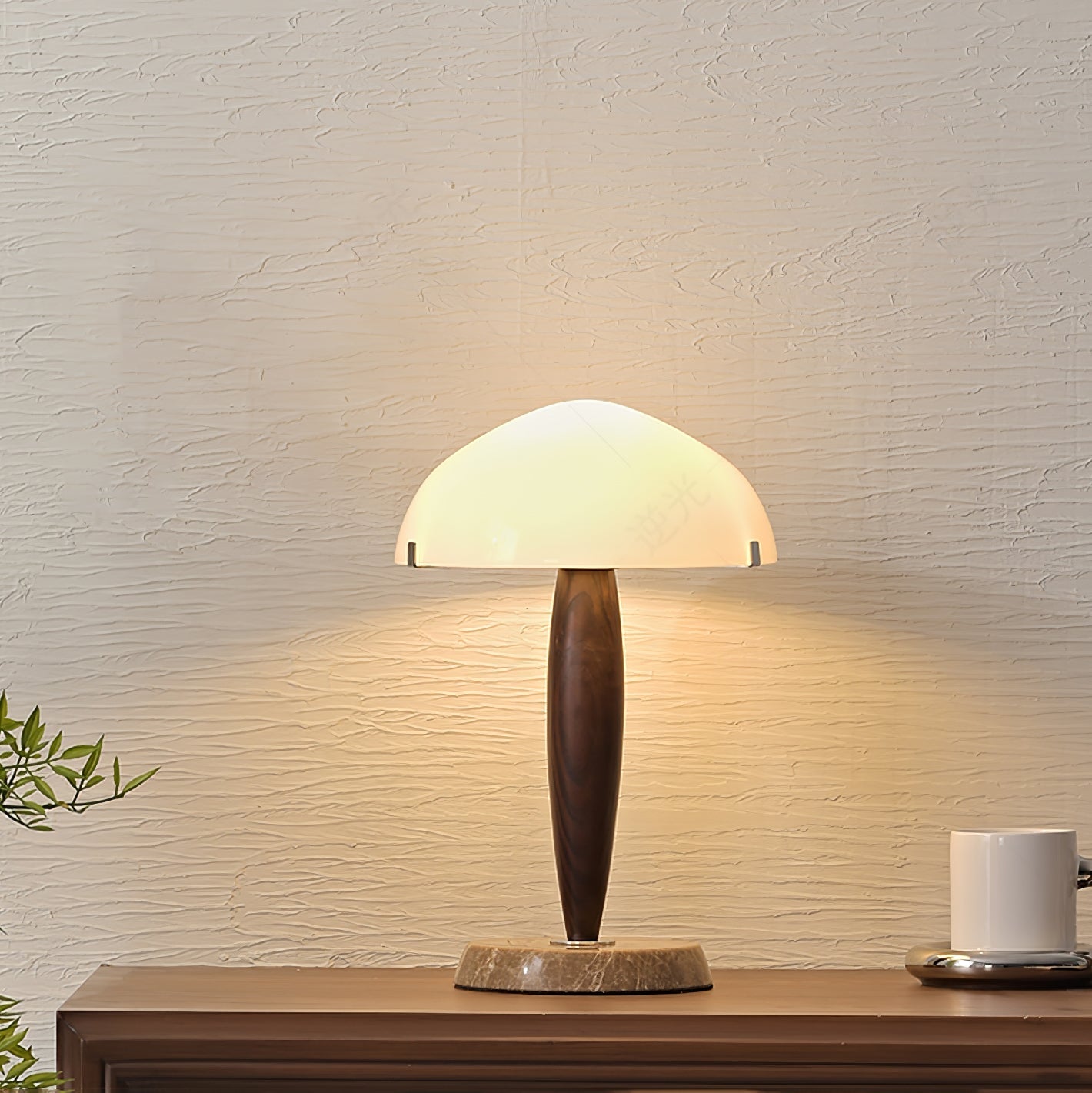 Herman Tischlampe – E14-Fassung, Glas-Walnuss-Marmor Design, LED-kompatibel, literarisch inspiriert