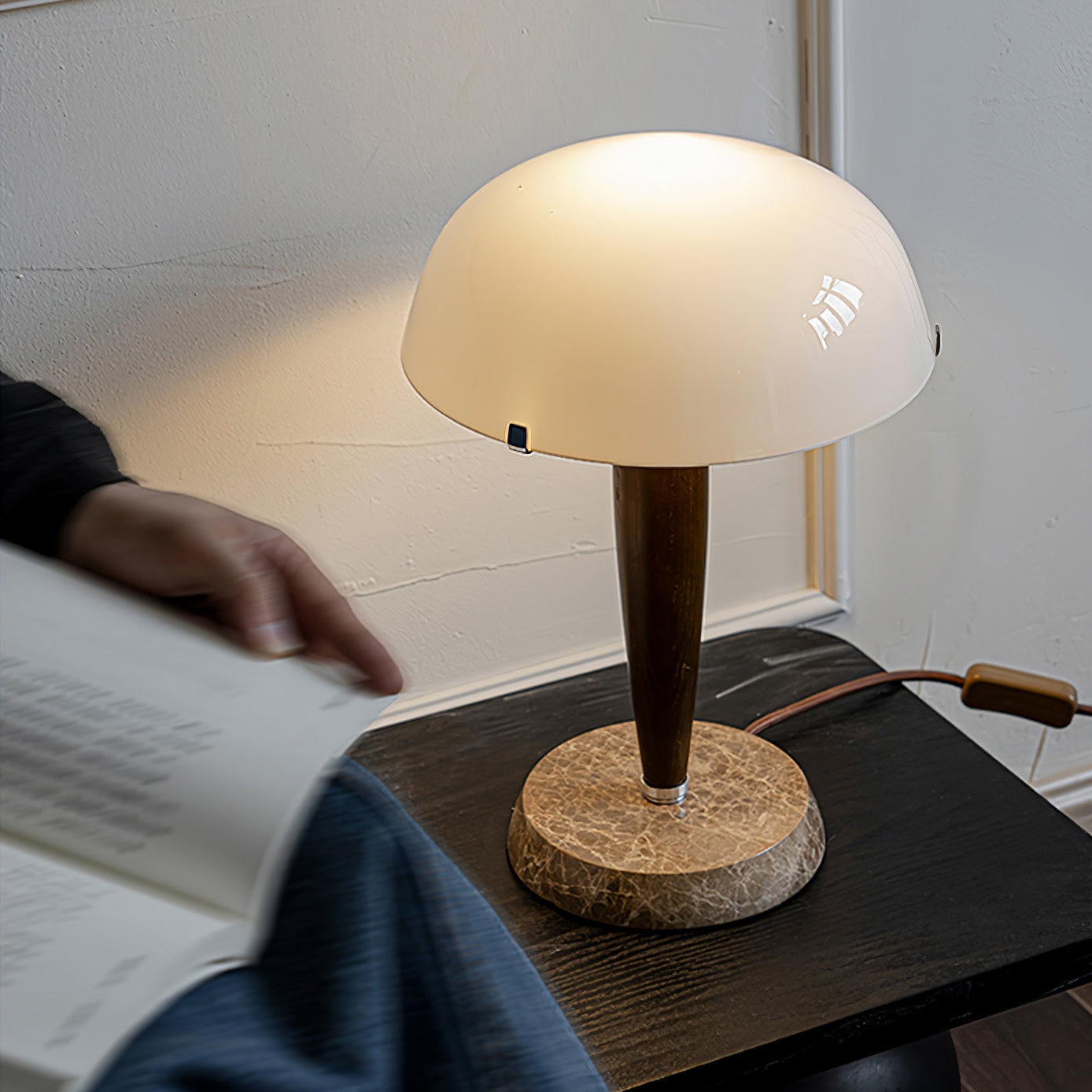 Herman Tischlampe – E14-Fassung, Glas-Walnuss-Marmor Design, LED-kompatibel, literarisch inspiriert