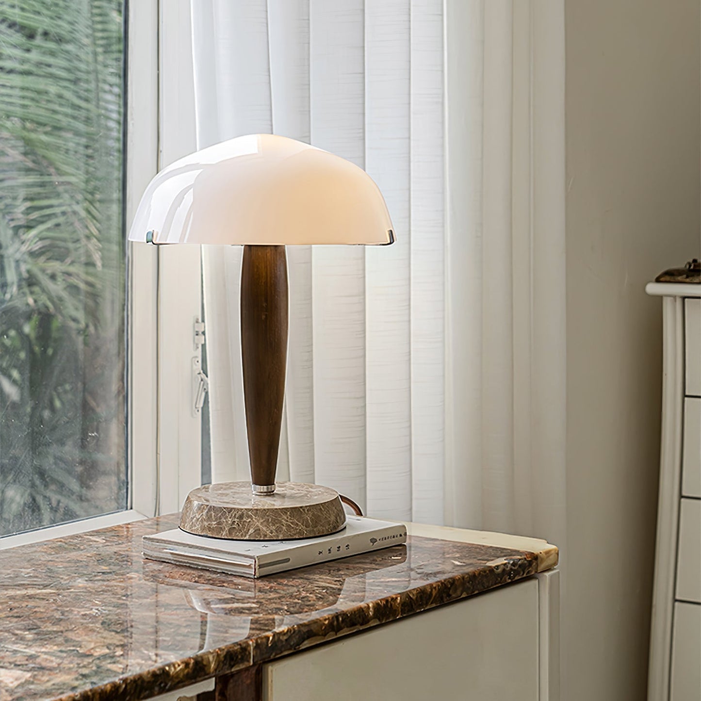 Herman Tischlampe – E14-Fassung, Glas-Walnuss-Marmor Design, LED-kompatibel, literarisch inspiriert