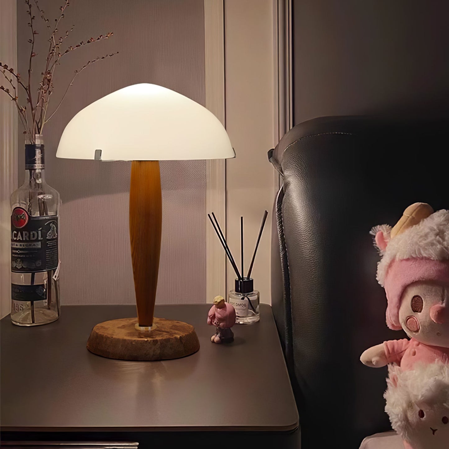 Herman Tischlampe – E14-Fassung, Glas-Walnuss-Marmor Design, LED-kompatibel, literarisch inspiriert
