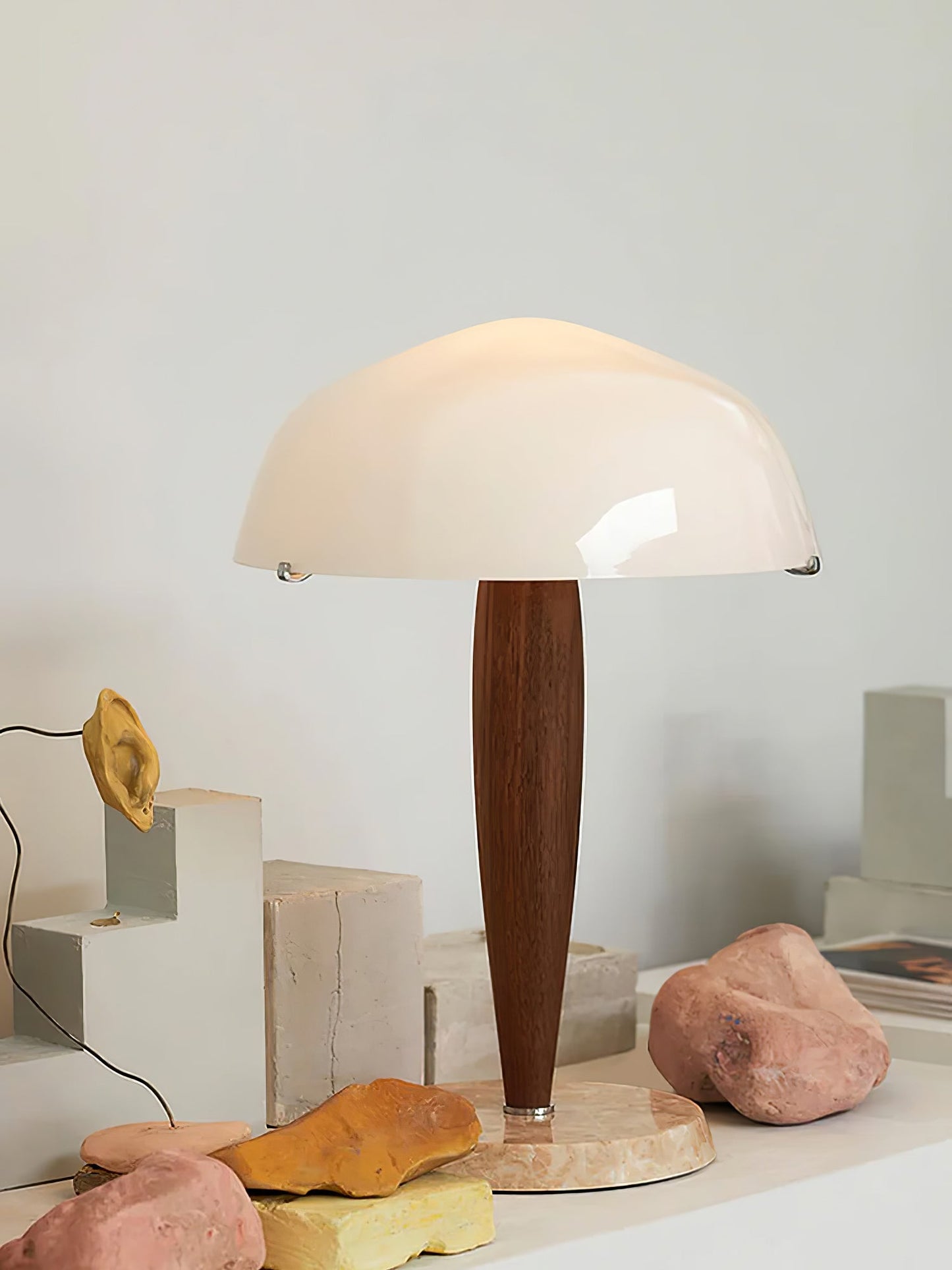 Herman Tischlampe – E14-Fassung, Glas-Walnuss-Marmor Design, LED-kompatibel, literarisch inspiriert