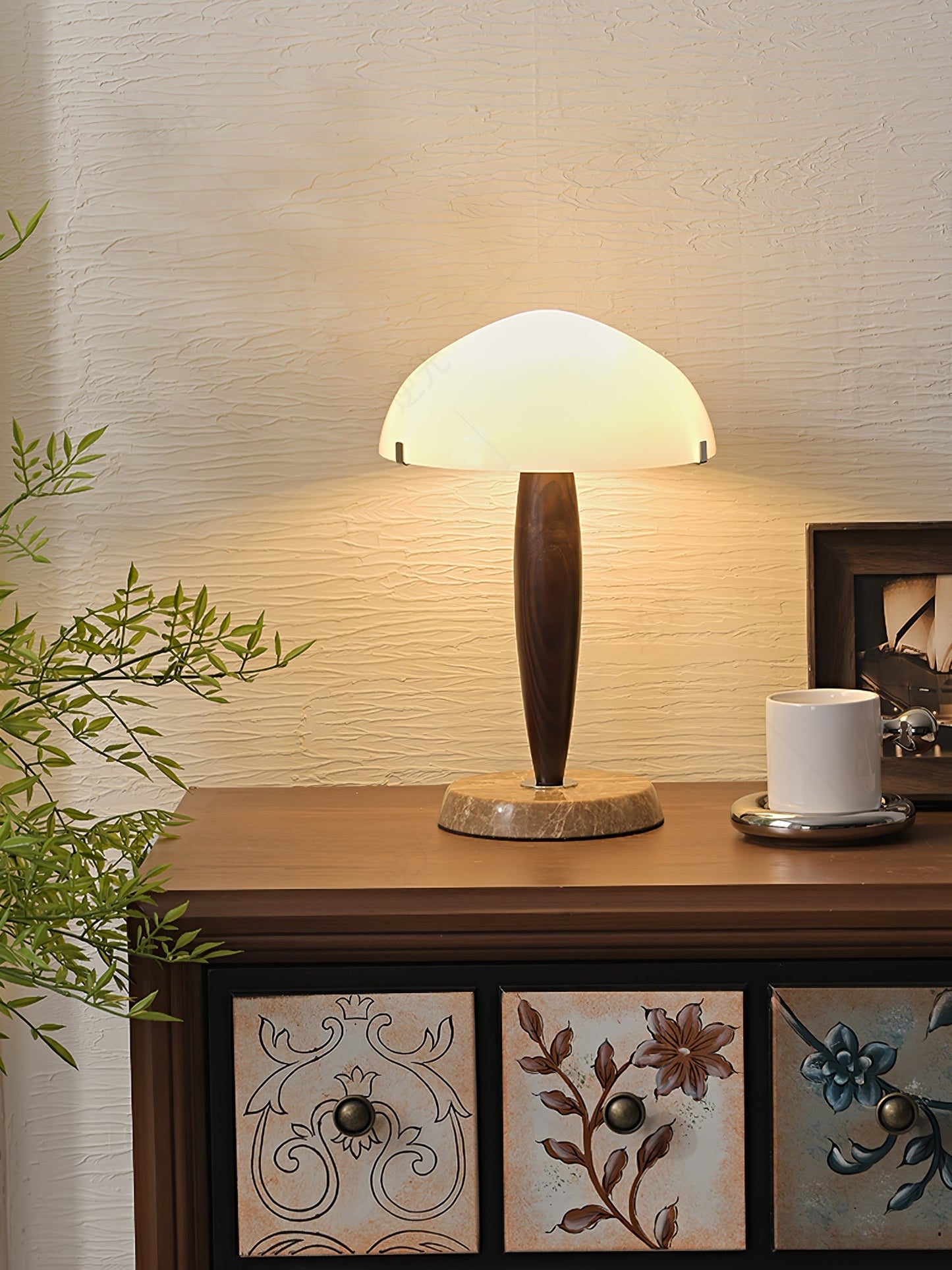 Herman Tischlampe – E14-Fassung, Glas-Walnuss-Marmor Design, LED-kompatibel, literarisch inspiriert