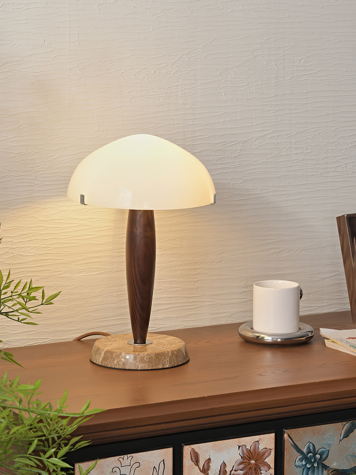 Herman Tischlampe – E14-Fassung, Glas-Walnuss-Marmor Design, LED-kompatibel, literarisch inspiriert