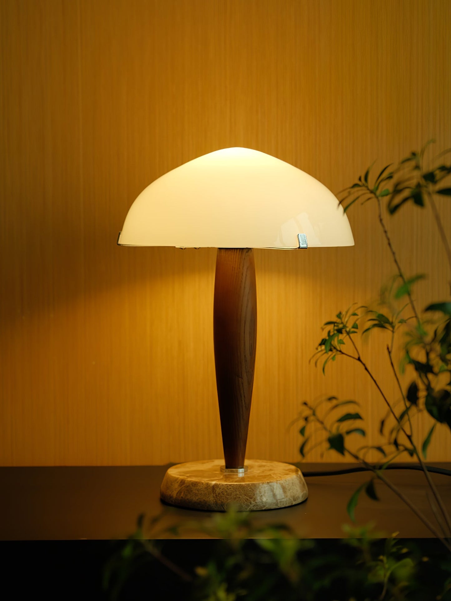Herman Tischlampe – E14-Fassung, Glas-Walnuss-Marmor Design, LED-kompatibel, literarisch inspiriert
