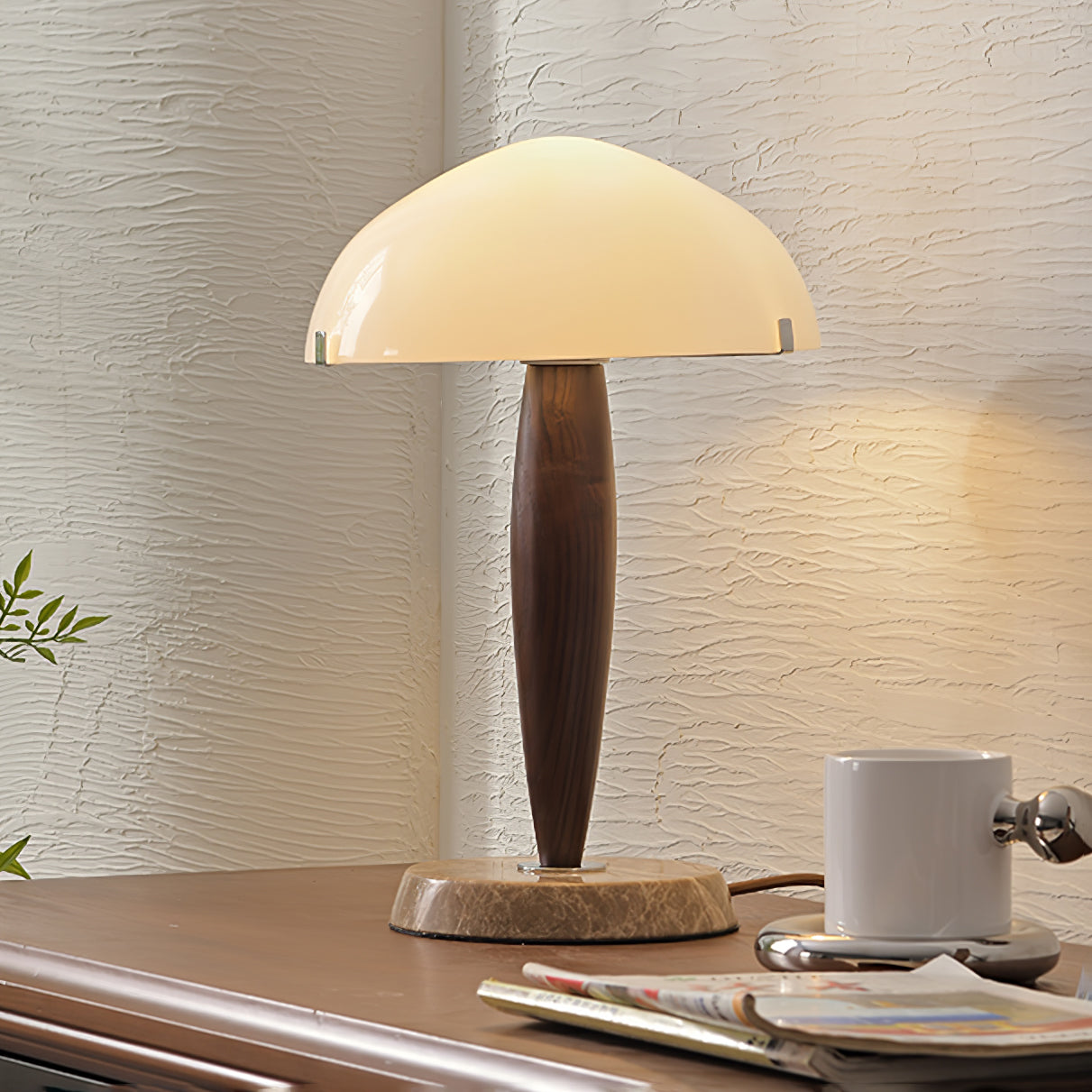 Herman Tischlampe – E14-Fassung, Glas-Walnuss-Marmor Design, LED-kompatibel, literarisch inspiriert