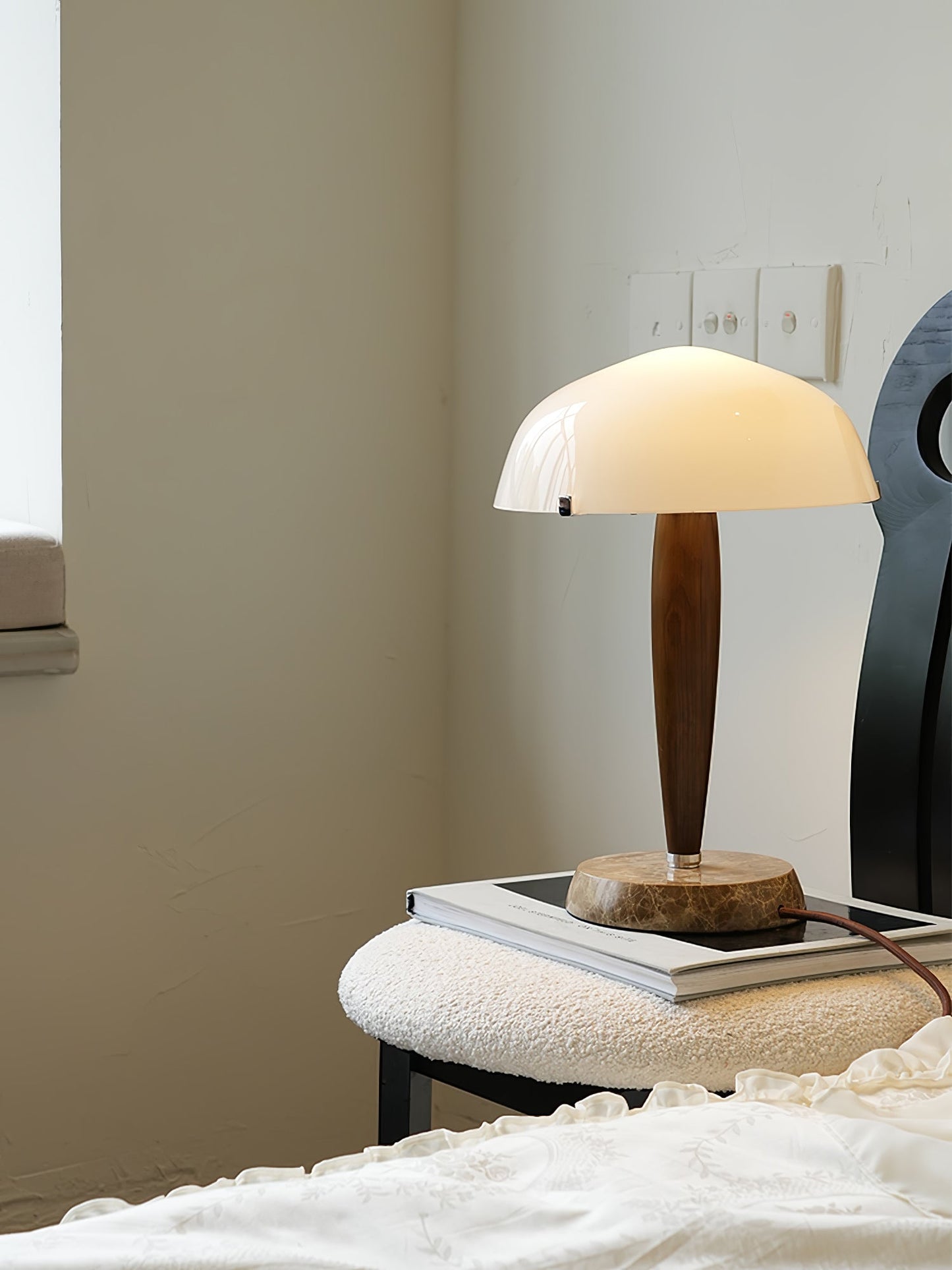 Herman Tischlampe – E14-Fassung, Glas-Walnuss-Marmor Design, LED-kompatibel, literarisch inspiriert