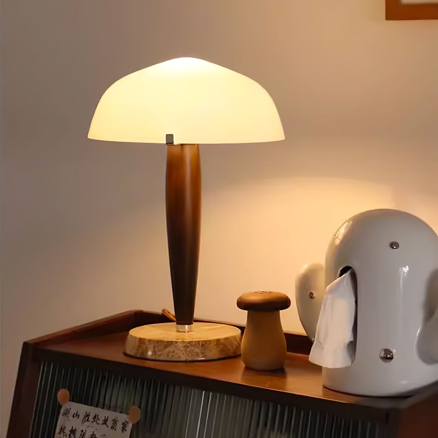 Herman Tischlampe – E14-Fassung, Glas-Walnuss-Marmor Design, LED-kompatibel, literarisch inspiriert