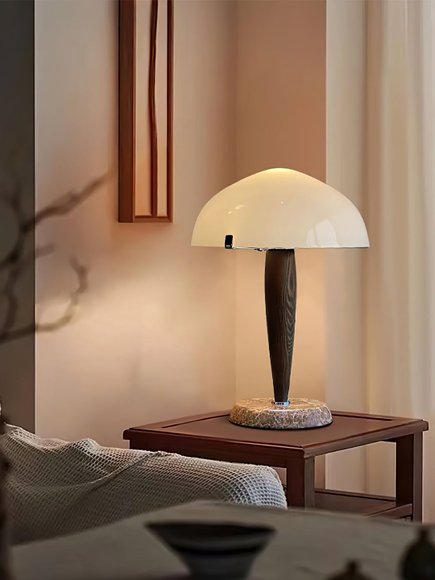 Herman Tischlampe – E14-Fassung, Glas-Walnuss-Marmor Design, LED-kompatibel, literarisch inspiriert