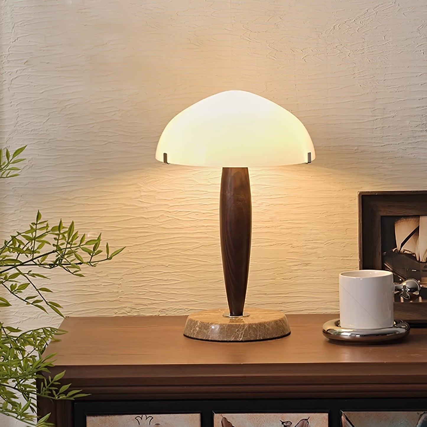 Herman Tischlampe – E14-Fassung, Glas-Walnuss-Marmor Design, LED-kompatibel, literarisch inspiriert