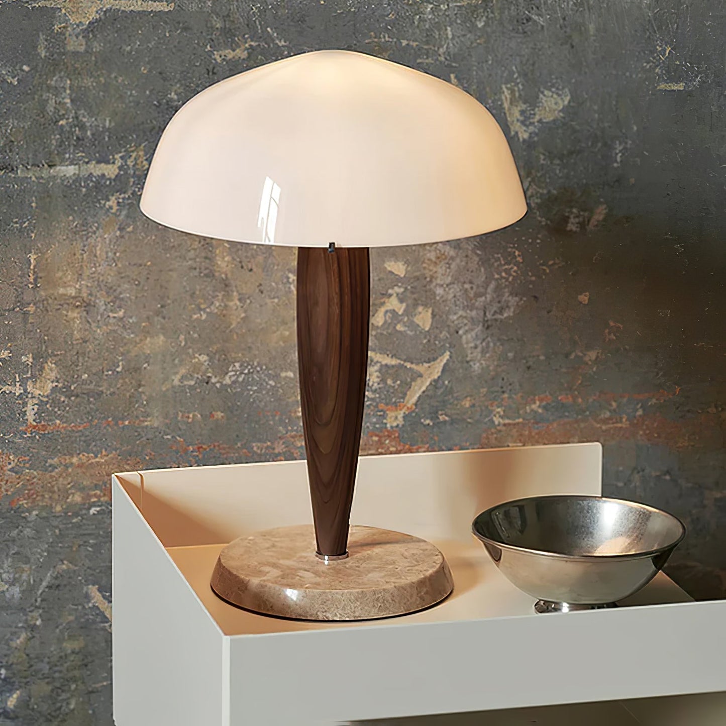 Herman Tischlampe – E14-Fassung, Glas-Walnuss-Marmor Design, LED-kompatibel, literarisch inspiriert