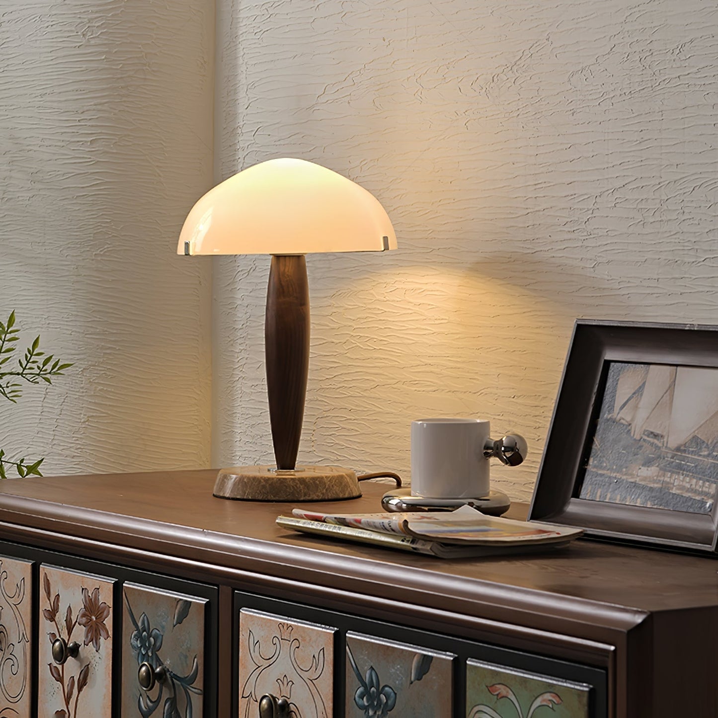Herman Tischlampe – E14-Fassung, Glas-Walnuss-Marmor Design, LED-kompatibel, literarisch inspiriert