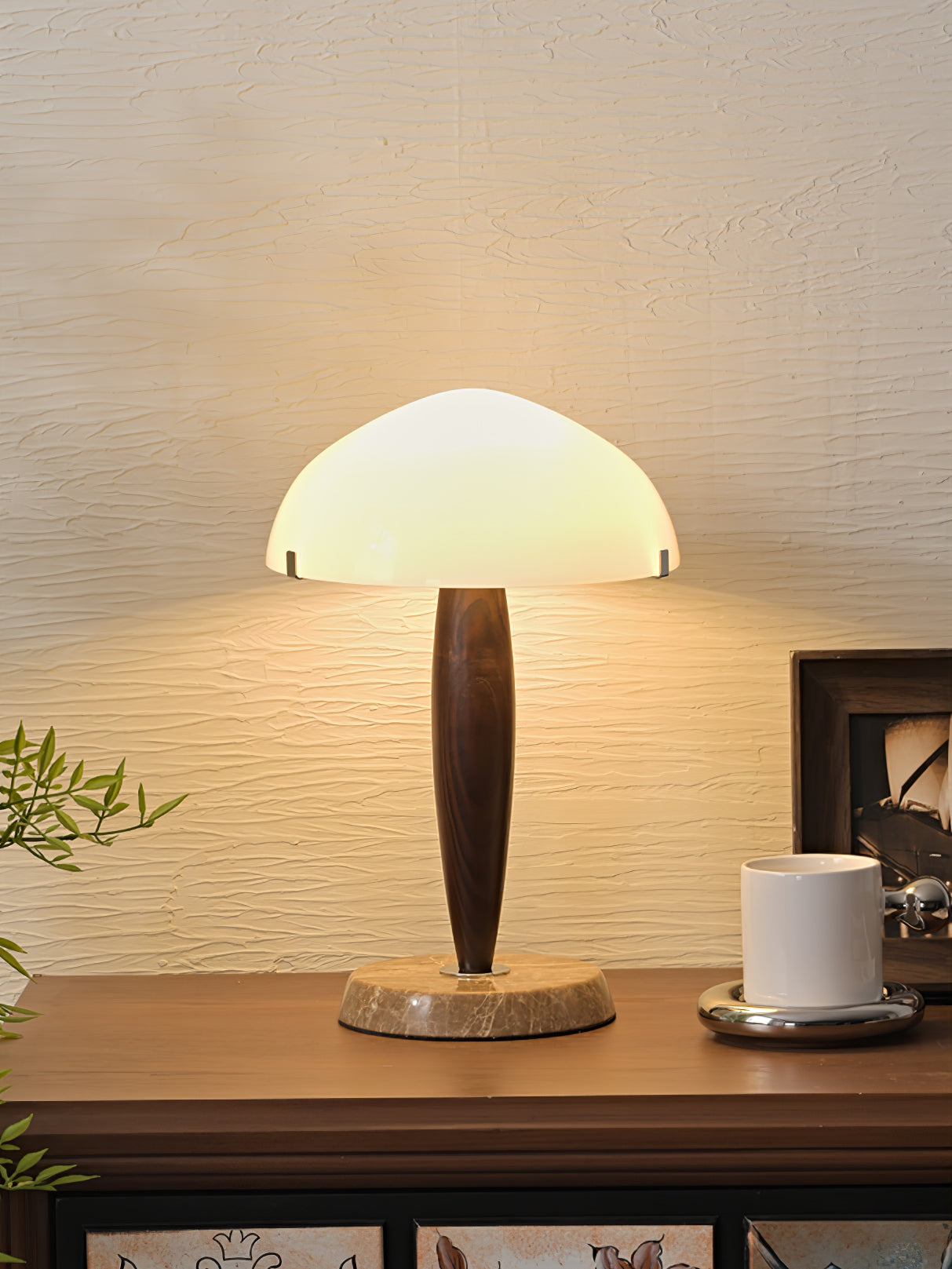 Herman Tischlampe – E14-Fassung, Glas-Walnuss-Marmor Design, LED-kompatibel, literarisch inspiriert