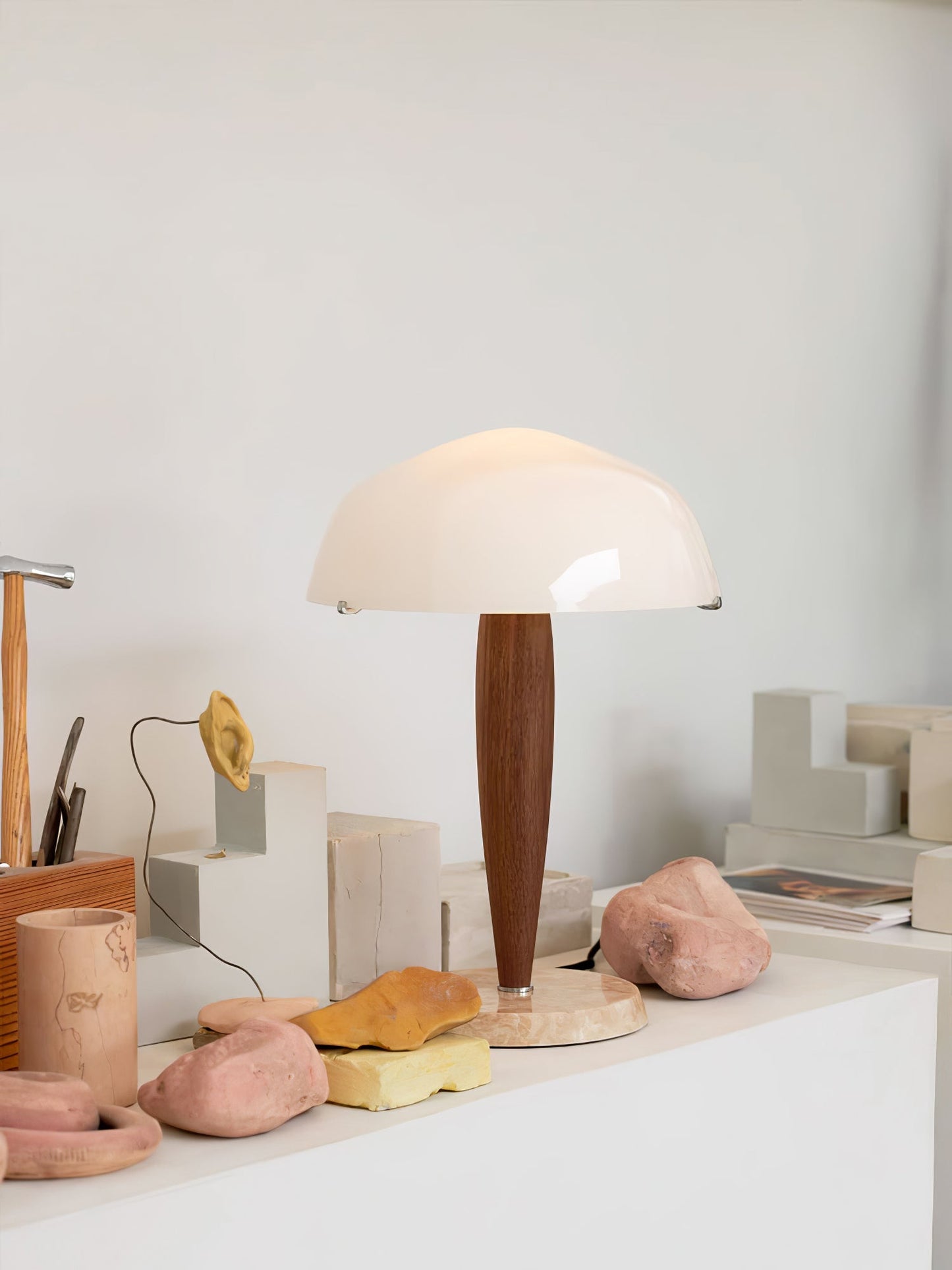 Herman Tischlampe – E14-Fassung, Glas-Walnuss-Marmor Design, LED-kompatibel, literarisch inspiriert