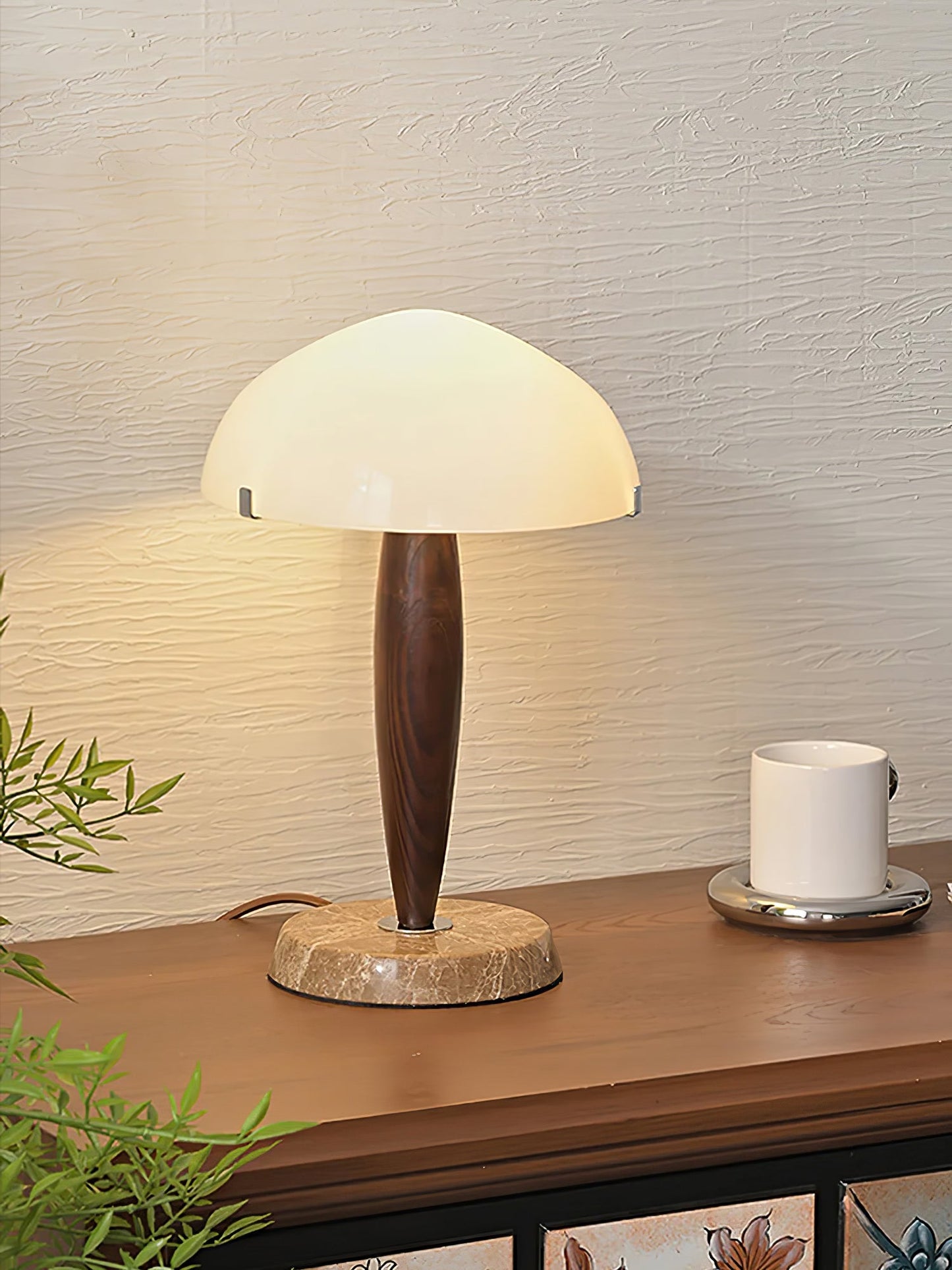 Herman Tischlampe – E14-Fassung, Glas-Walnuss-Marmor Design, LED-kompatibel, literarisch inspiriert