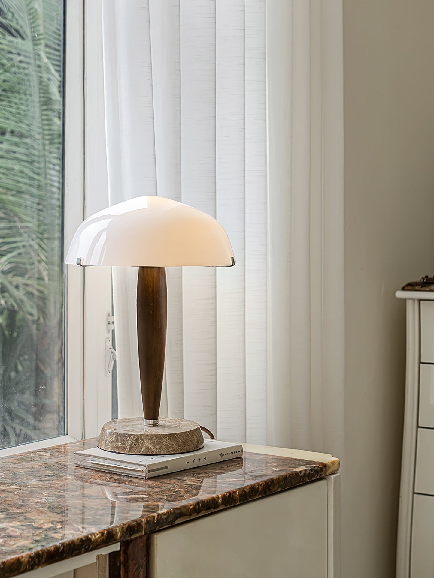 Herman Tischlampe – E14-Fassung, Glas-Walnuss-Marmor Design, LED-kompatibel, literarisch inspiriert