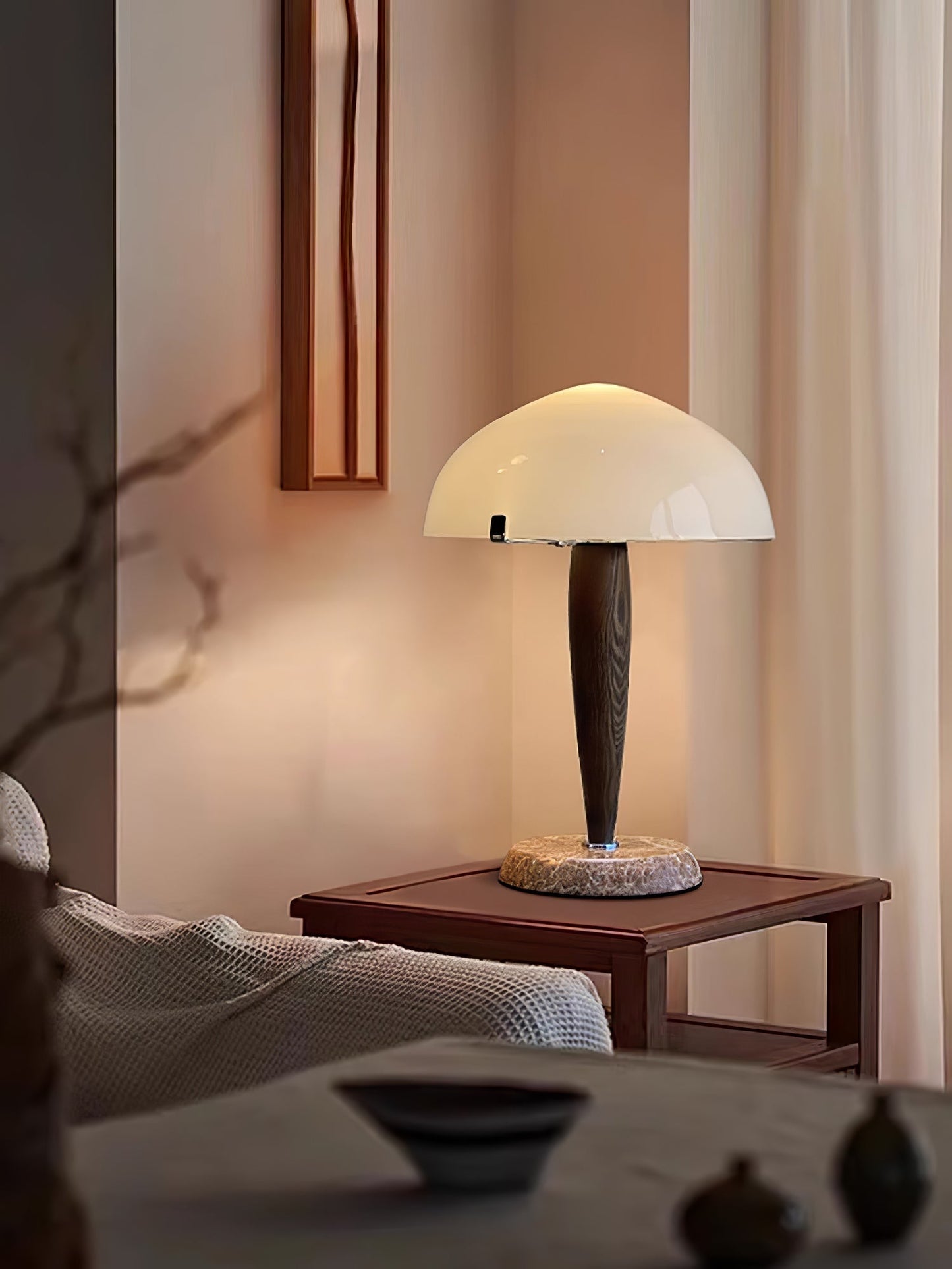 Herman Tischlampe – E14-Fassung, Glas-Walnuss-Marmor Design, LED-kompatibel, literarisch inspiriert