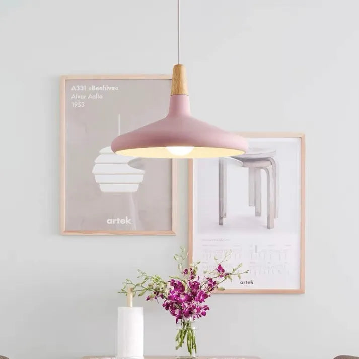 Moderne skandinavische Pendelleuchte – Farbiges Hängelicht mit Holzakzent für Küche & Esszimmer