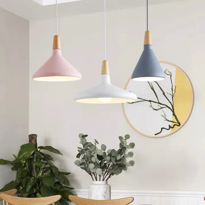 Moderne skandinavische Pendelleuchte – Farbiges Hängelicht mit Holzakzent für Küche & Esszimmer