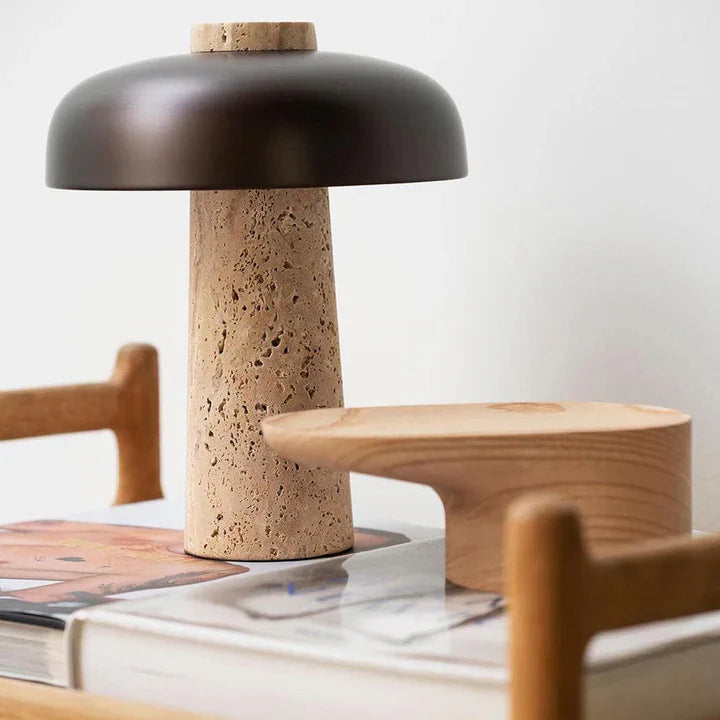 Design Tischlampe mit Travertin-Sockel & schwarzem Metallschirm – Modernes Wohnaccessoire für Wohnzimmer & Schlafzimmer