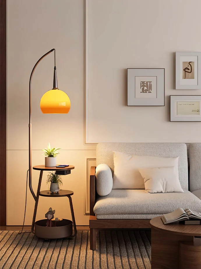 Bauhaus-inspirierter Nachttisch mit integrierter LED-Lampe – E27-Fassung, Metall-Holz-Glas-Mix, funktionales Designstück