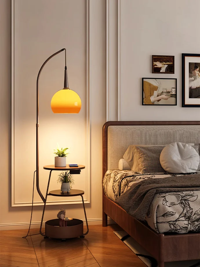 Bauhaus-inspirierter Nachttisch mit integrierter LED-Lampe – E27-Fassung, Metall-Holz-Glas-Mix, funktionales Designstück