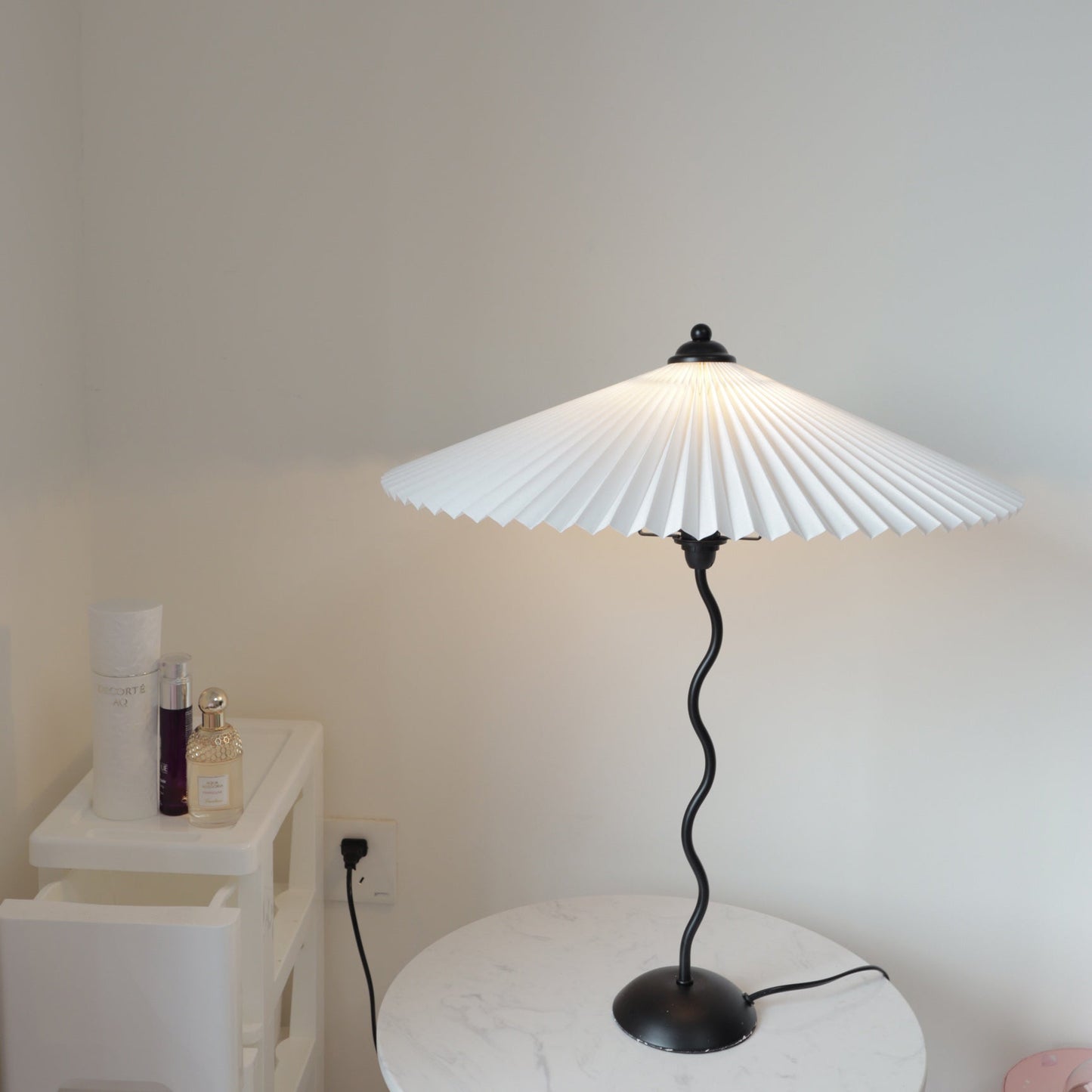 Squiggle Design Table Lamp – E14 Socket, LED Compatible, Fabric Shade & Metal, Artistic Wave Profile, Ø43 cm